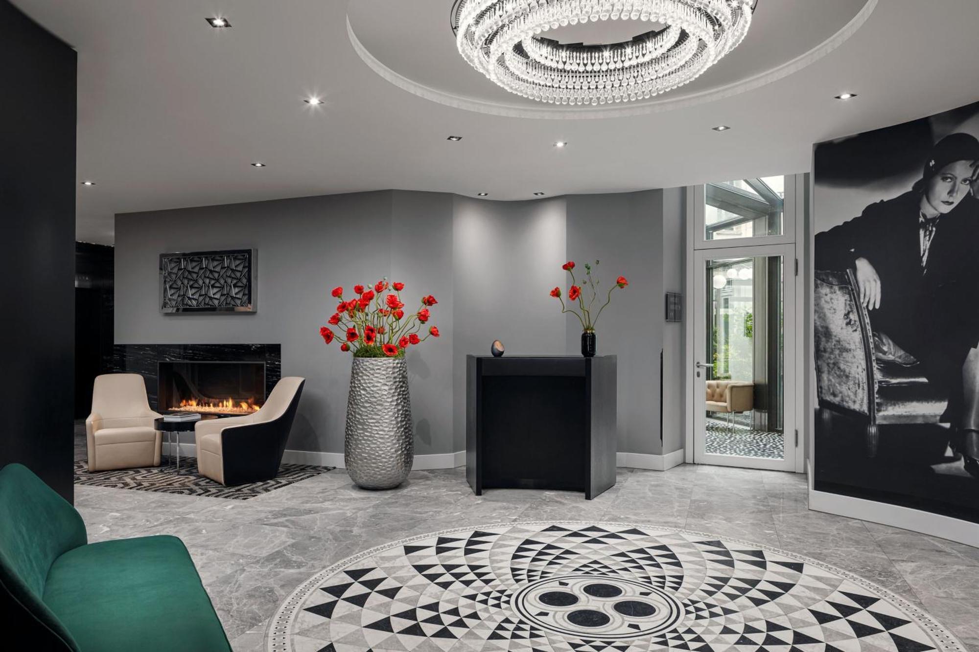 Roomers Steinplatz, Autograph Collection 5*